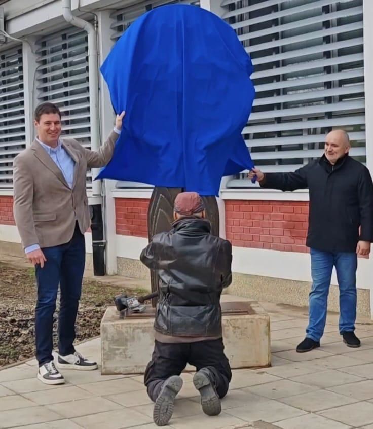 Nakon što je bio u rap spotu svećenika, Lupino otkrio skulpturu s učenicima iz Siska