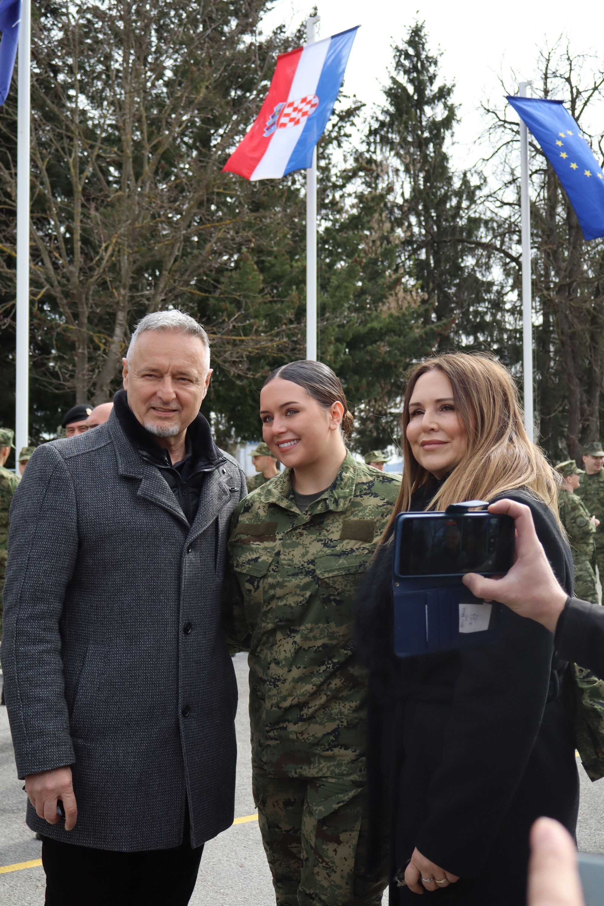FOTO Ludnica oko Thompsona u Požegi. Diva: Ne znam kako ću ćaću odavde spasit