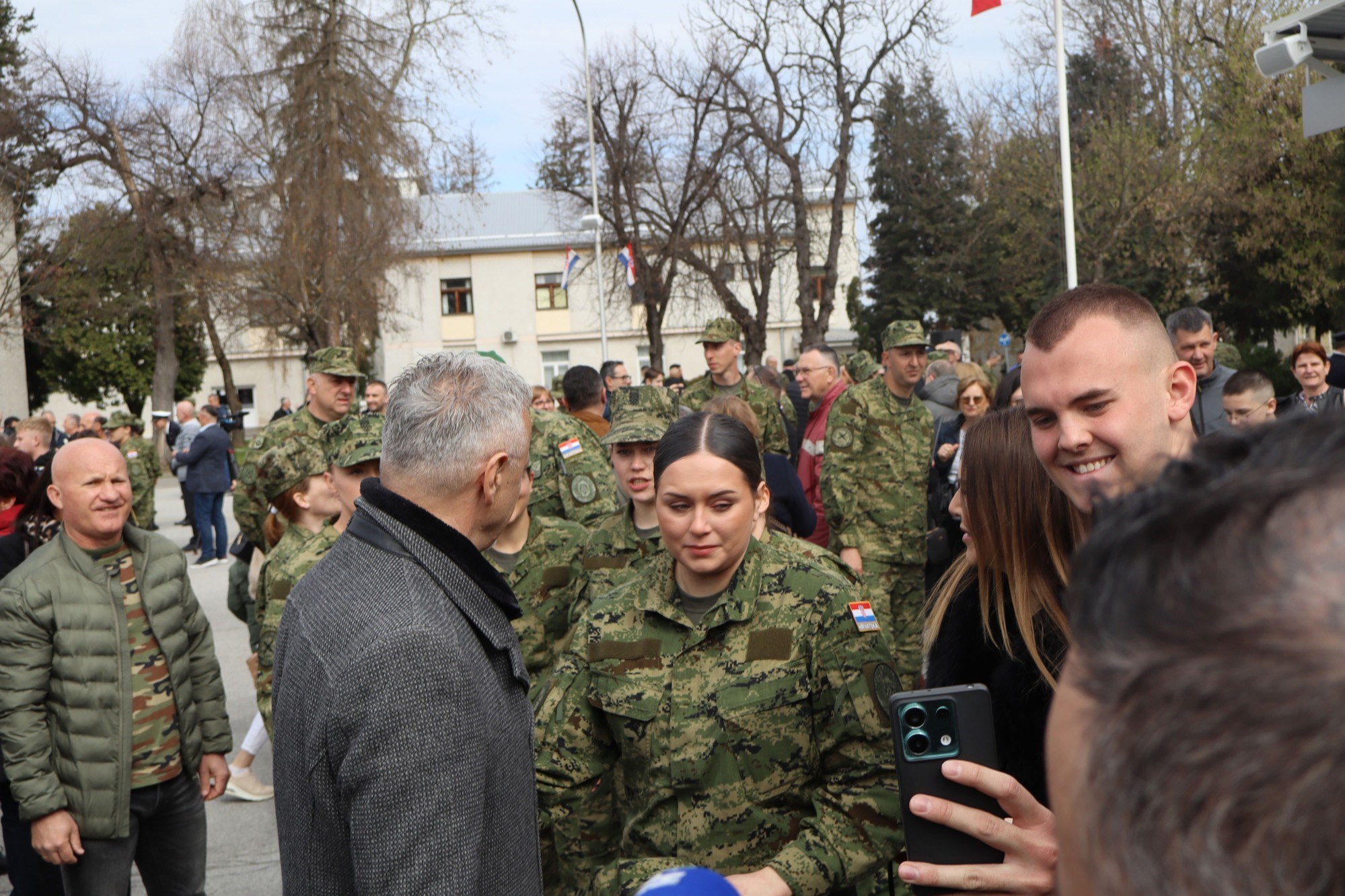 FOTO Ludnica oko Thompsona u Požegi. Diva: Ne znam kako ću ćaću odavde spasit