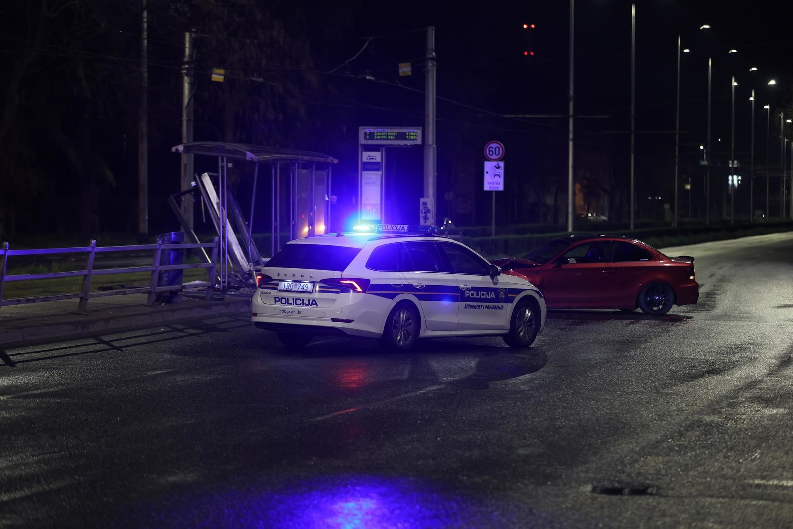 BMW-om se zabio u tramvajsku stanicu u Zagrebu. Ozlijeđeni hitno odvezeni u bolnicu