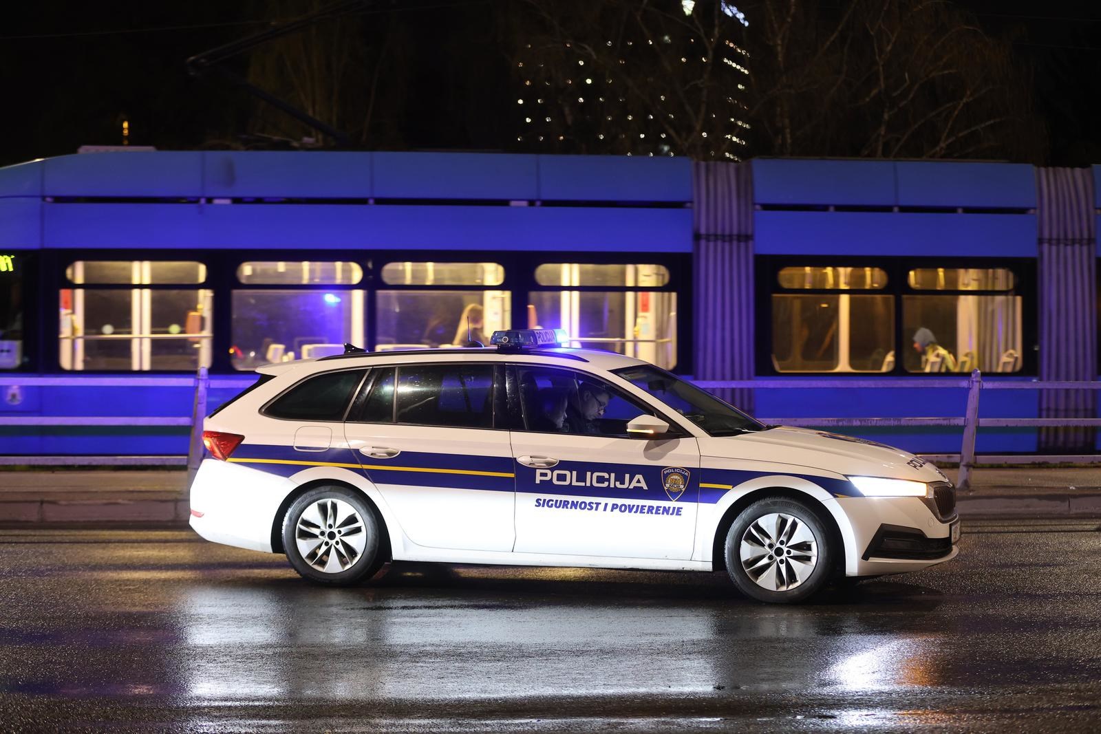 BMW-om se zabio u tramvajsku stanicu u Zagrebu. Ozlijeđeni hitno odvezeni u bolnicu