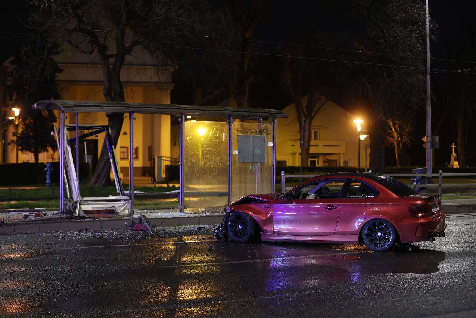 BMW-om se zabio u tramvajsku stanicu u Zagrebu. Ozlijeđeni hitno odvezeni u bolnicu