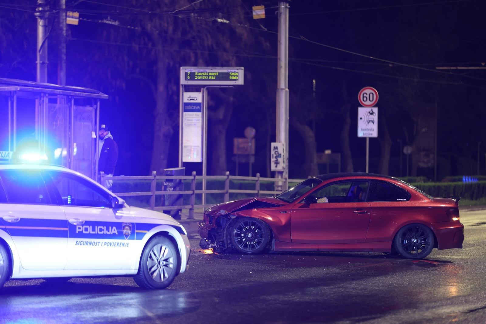 BMW-om se zabio u tramvajsku stanicu u Zagrebu. Ozlijeđeni hitno odvezeni u bolnicu