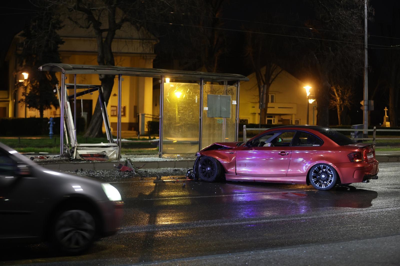 BMW-om se zabio u tramvajsku stanicu u Zagrebu. Ozlijeđeni hitno odvezeni u bolnicu
