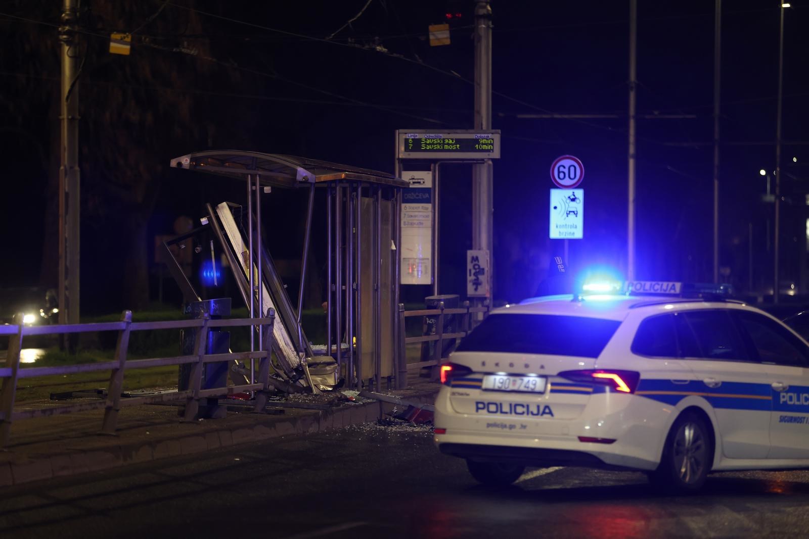 BMW-om se zabio u tramvajsku stanicu u Zagrebu. Ozlijeđeni hitno odvezeni u bolnicu