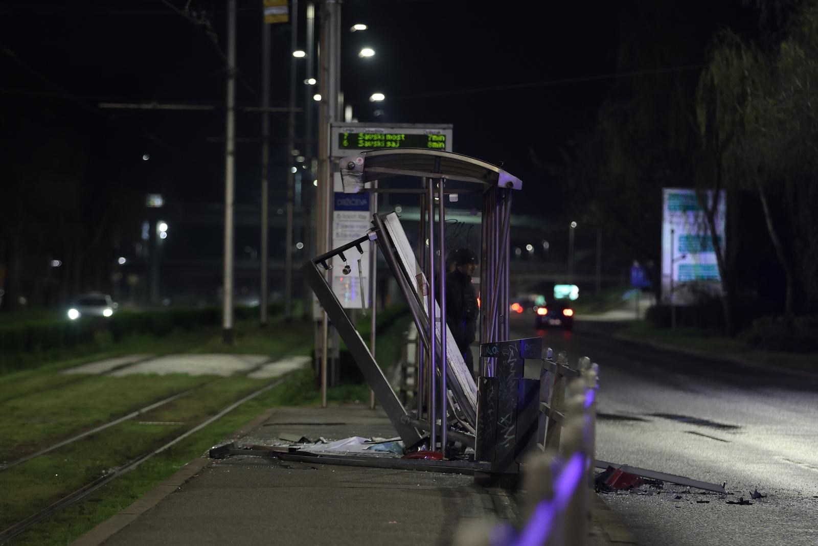 BMW-om se zabio u tramvajsku stanicu u Zagrebu. Ozlijeđeni hitno odvezeni u bolnicu