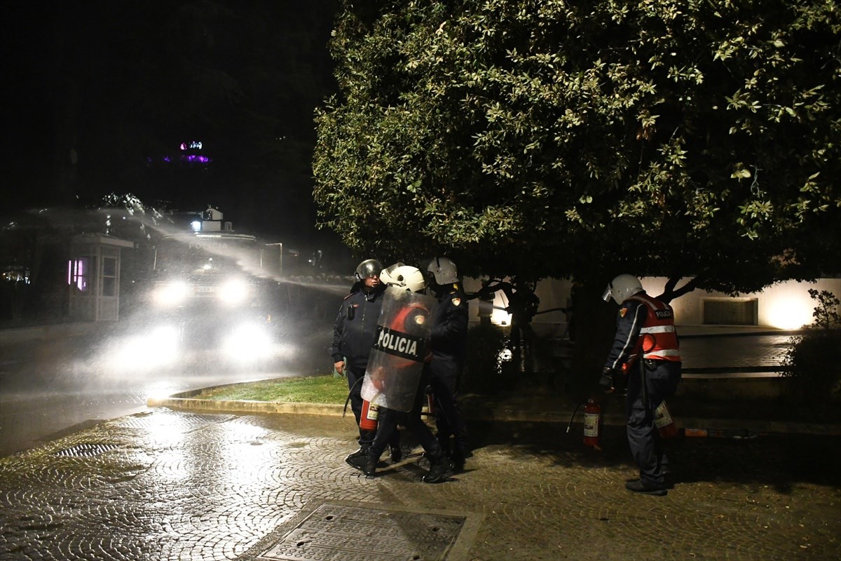 VIDEO I FOTO Prosvjed u Albaniji: Bačeni Molotovljevi kokteli na vladu