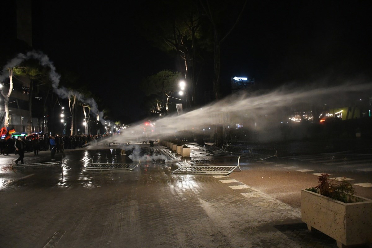 VIDEO I FOTO Prosvjed u Albaniji: Bačeni Molotovljevi kokteli na vladu