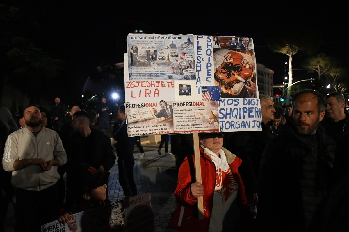 VIDEO I FOTO Prosvjed u Albaniji: Bačeni Molotovljevi kokteli na vladu