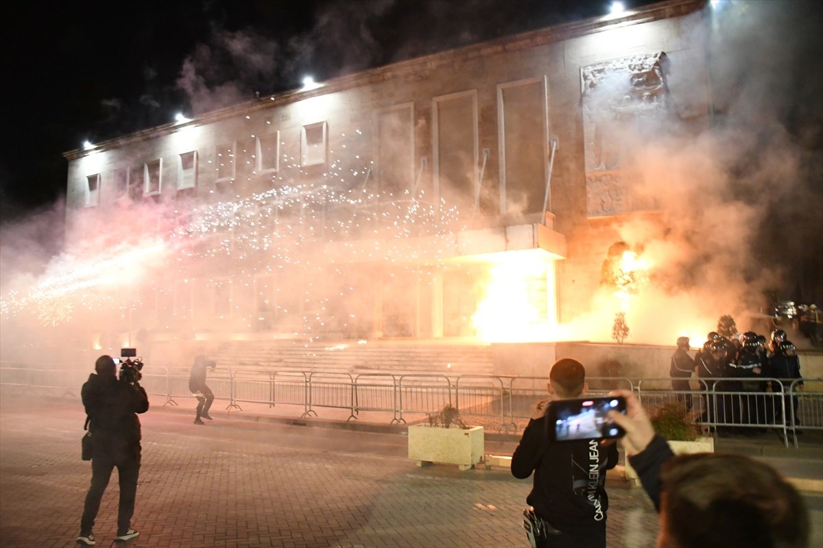 VIDEO I FOTO Prosvjed u Albaniji: Bačeni Molotovljevi kokteli na vladu