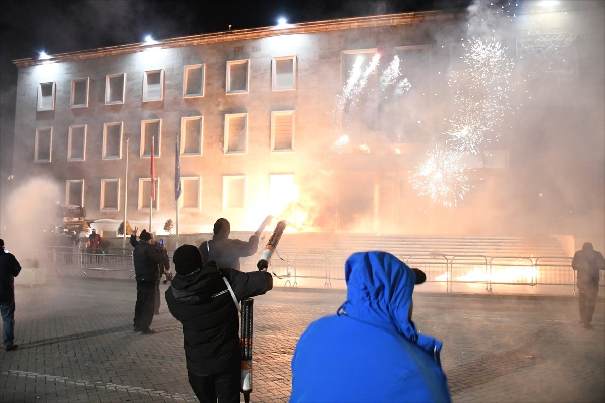 VIDEO I FOTO Prosvjed u Albaniji: Bačeni Molotovljevi kokteli na vladu