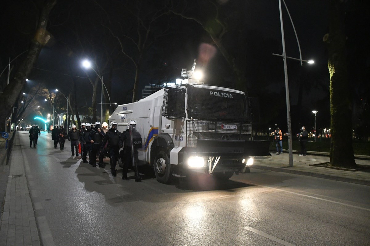 VIDEO I FOTO Prosvjed u Albaniji: Bačeni Molotovljevi kokteli na vladu