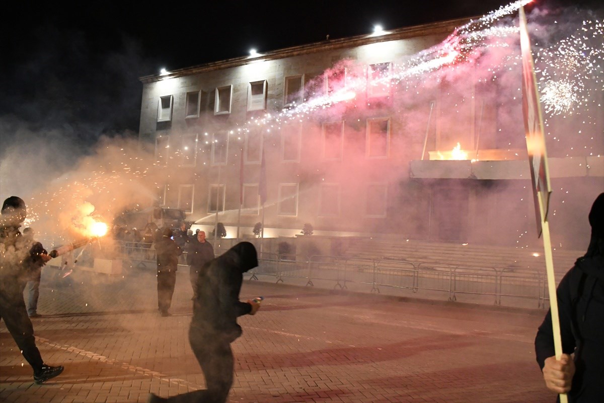 VIDEO I FOTO Prosvjed u Albaniji: Bačeni Molotovljevi kokteli na vladu