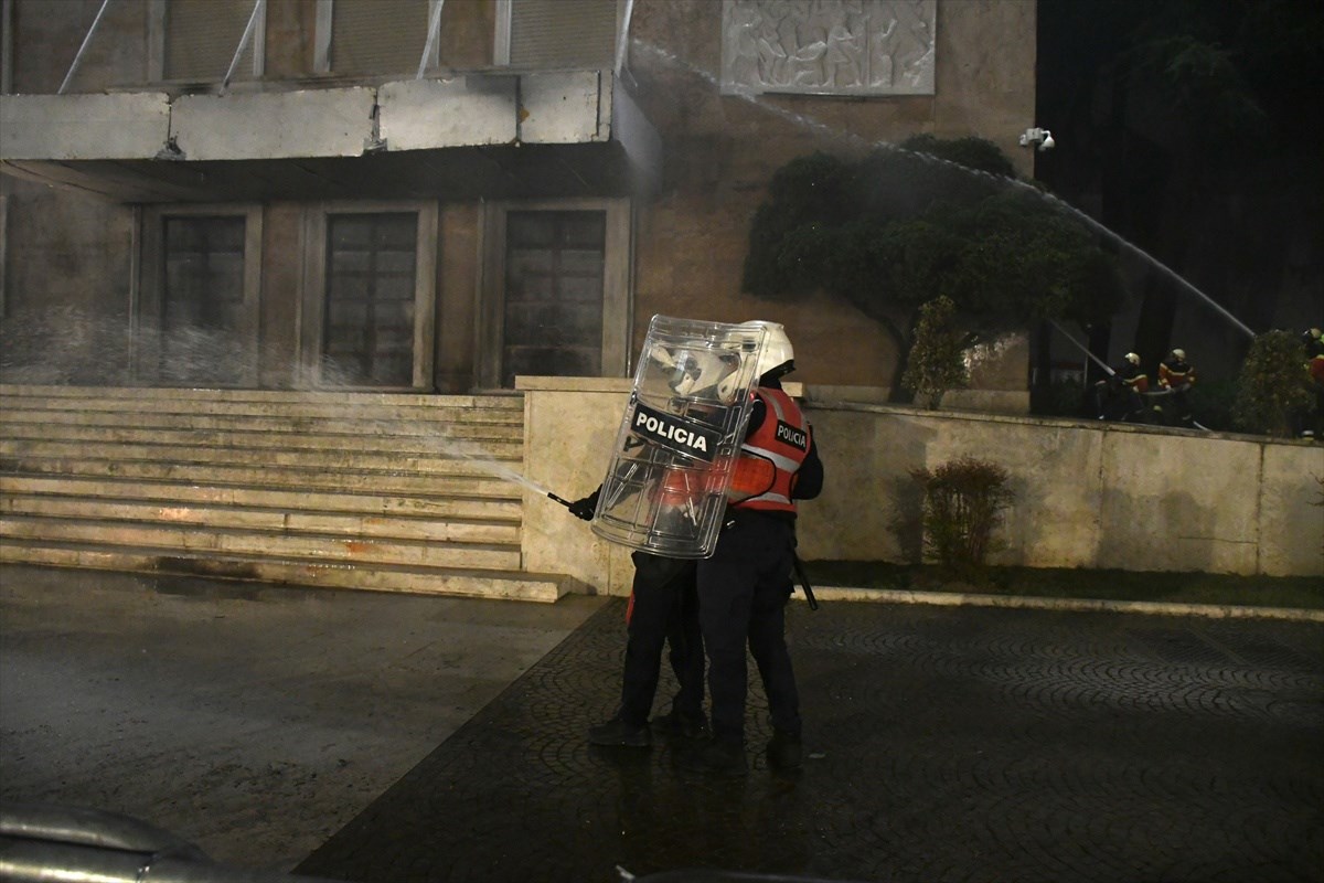 VIDEO I FOTO Prosvjed u Albaniji: Bačeni Molotovljevi kokteli na vladu