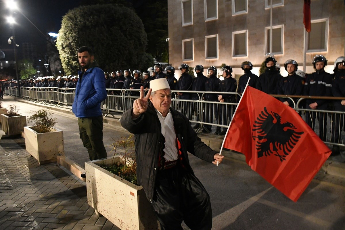 VIDEO I FOTO Prosvjed u Albaniji: Bačeni Molotovljevi kokteli na vladu