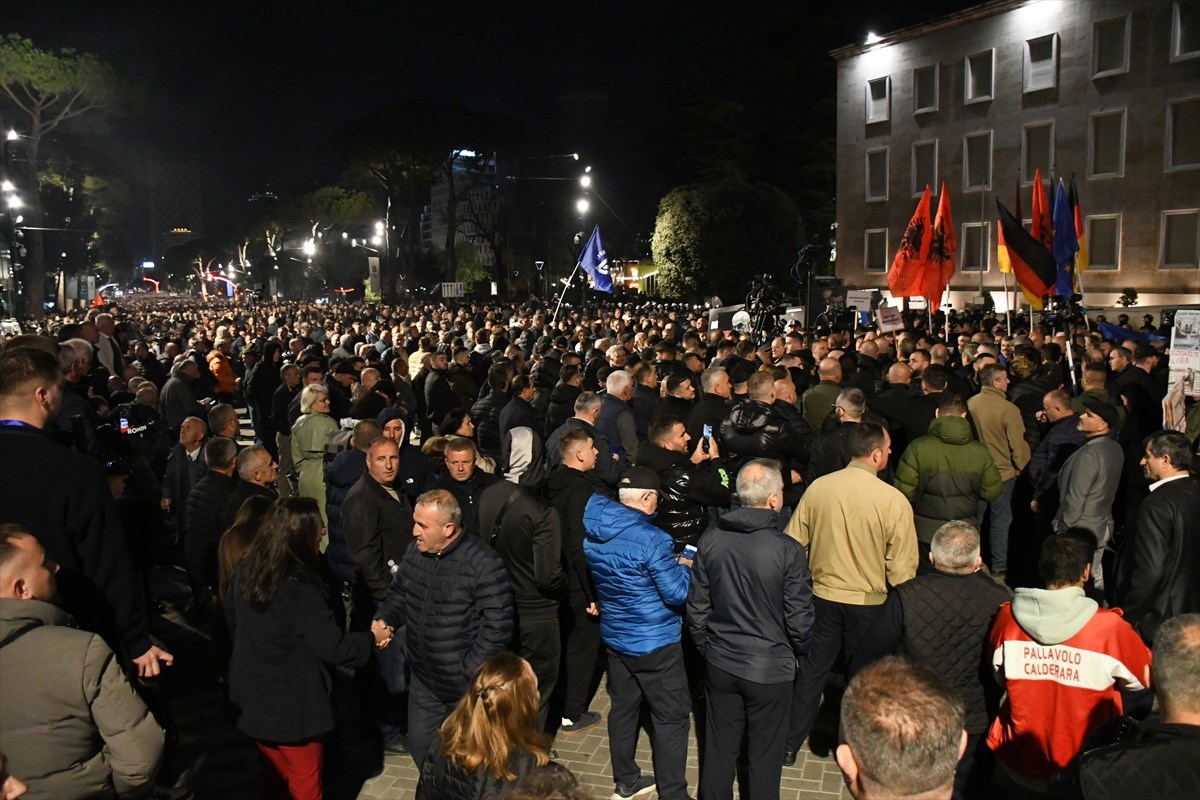 VIDEO I FOTO Prosvjed u Albaniji: Bačeni Molotovljevi kokteli na vladu