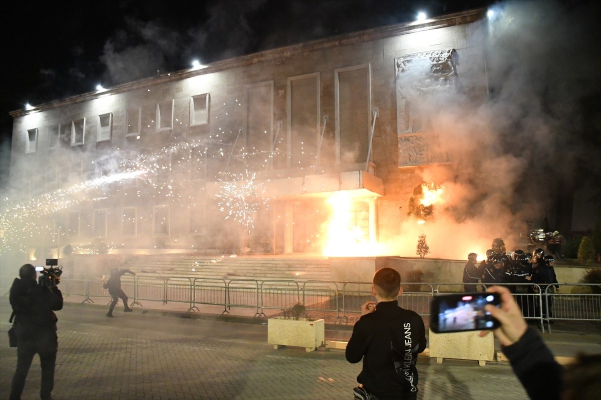 VIDEO I FOTO Prosvjed u Albaniji: Bačeni Molotovljevi kokteli na vladu
