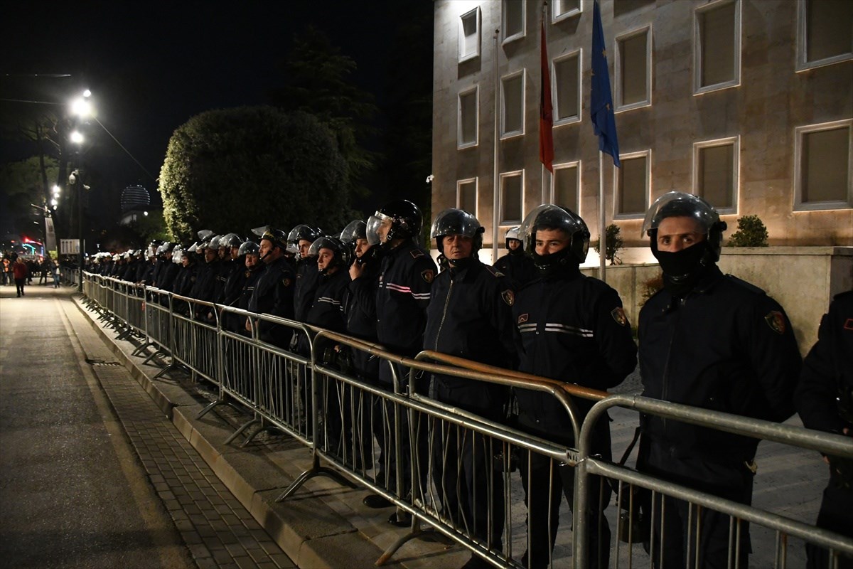 VIDEO I FOTO Prosvjed u Albaniji: Bačeni Molotovljevi kokteli na vladu