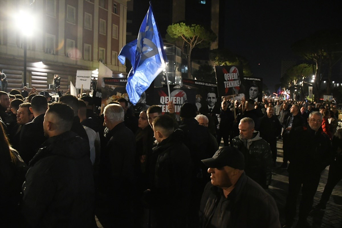 VIDEO I FOTO Prosvjed u Albaniji: Bačeni Molotovljevi kokteli na vladu