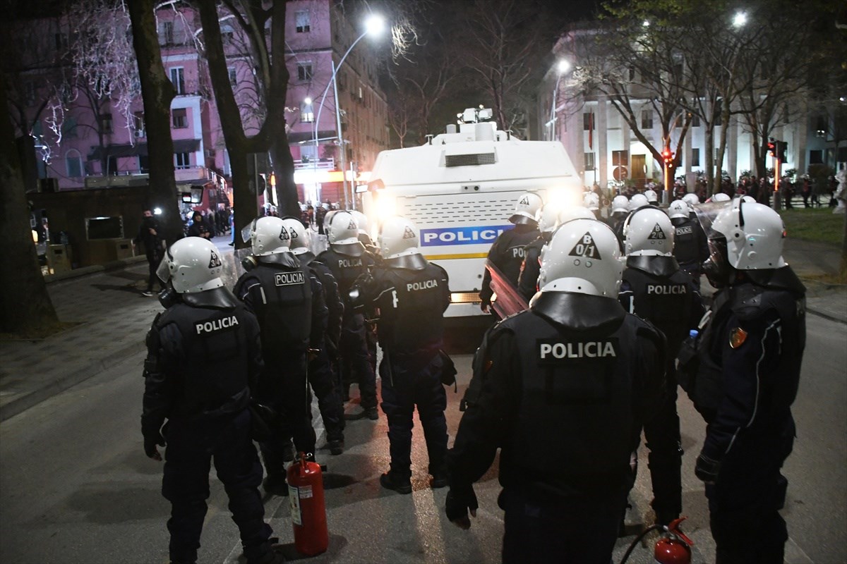 VIDEO I FOTO Prosvjed u Albaniji: Bačeni Molotovljevi kokteli na vladu