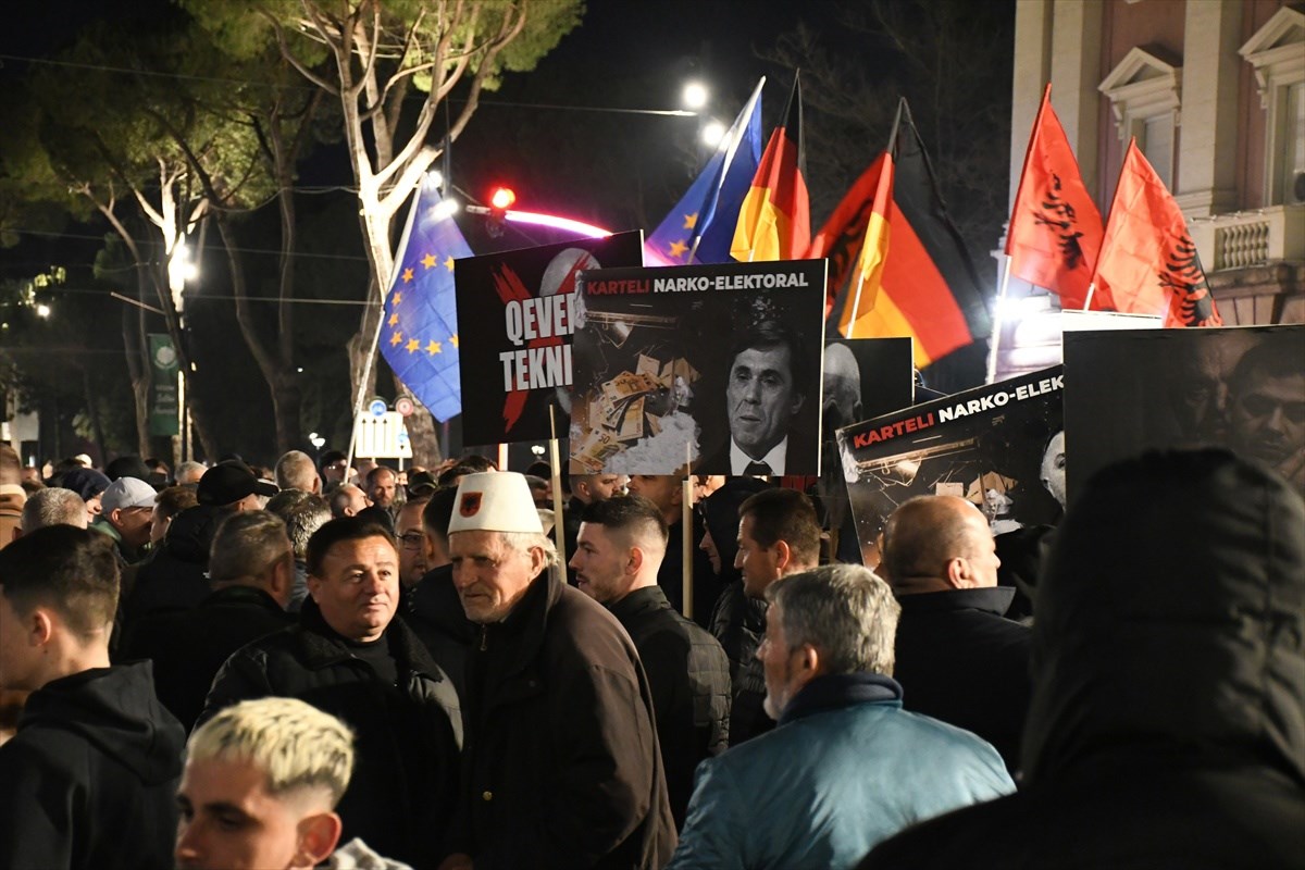 VIDEO I FOTO Prosvjed u Albaniji: Bačeni Molotovljevi kokteli na vladu