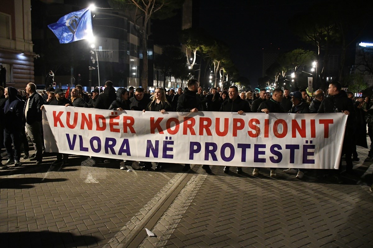 VIDEO I FOTO Prosvjed u Albaniji: Bačeni Molotovljevi kokteli na vladu