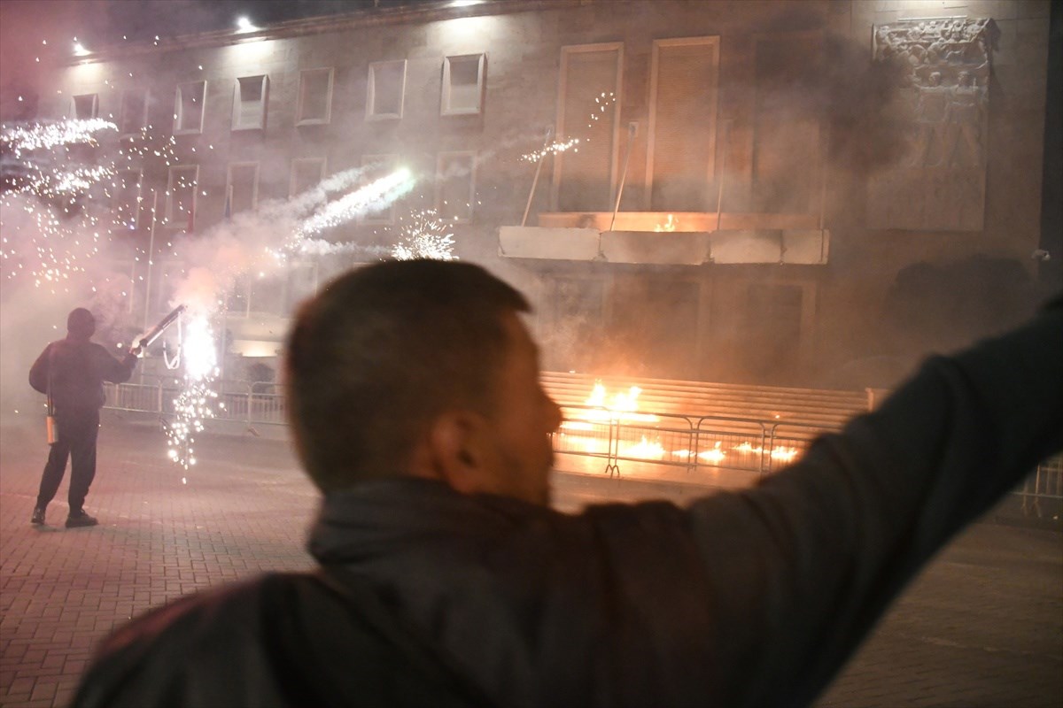 VIDEO I FOTO Prosvjed u Albaniji: Bačeni Molotovljevi kokteli na vladu