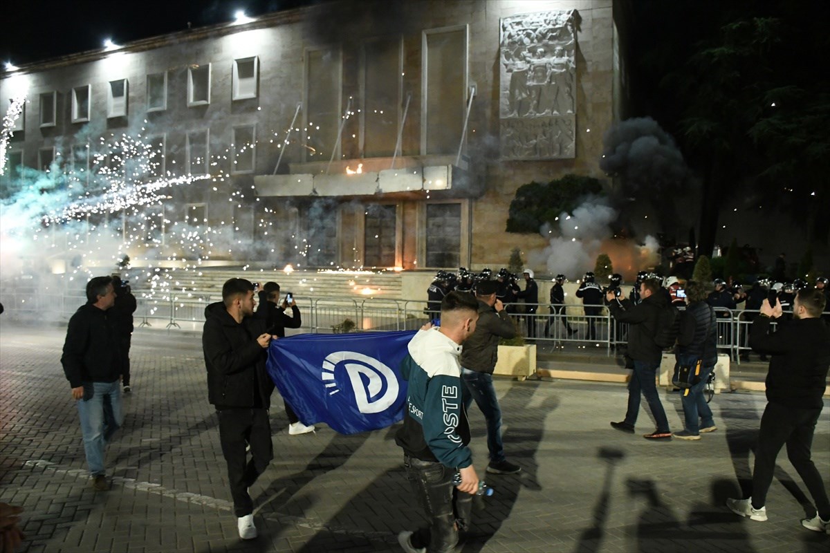 VIDEO I FOTO Prosvjed u Albaniji: Bačeni Molotovljevi kokteli na vladu