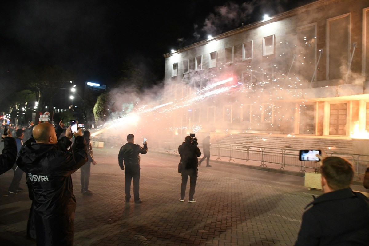 VIDEO I FOTO Prosvjed u Albaniji: Bačeni Molotovljevi kokteli na vladu