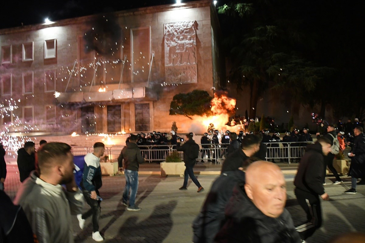 VIDEO I FOTO Prosvjed u Albaniji: Bačeni Molotovljevi kokteli na vladu