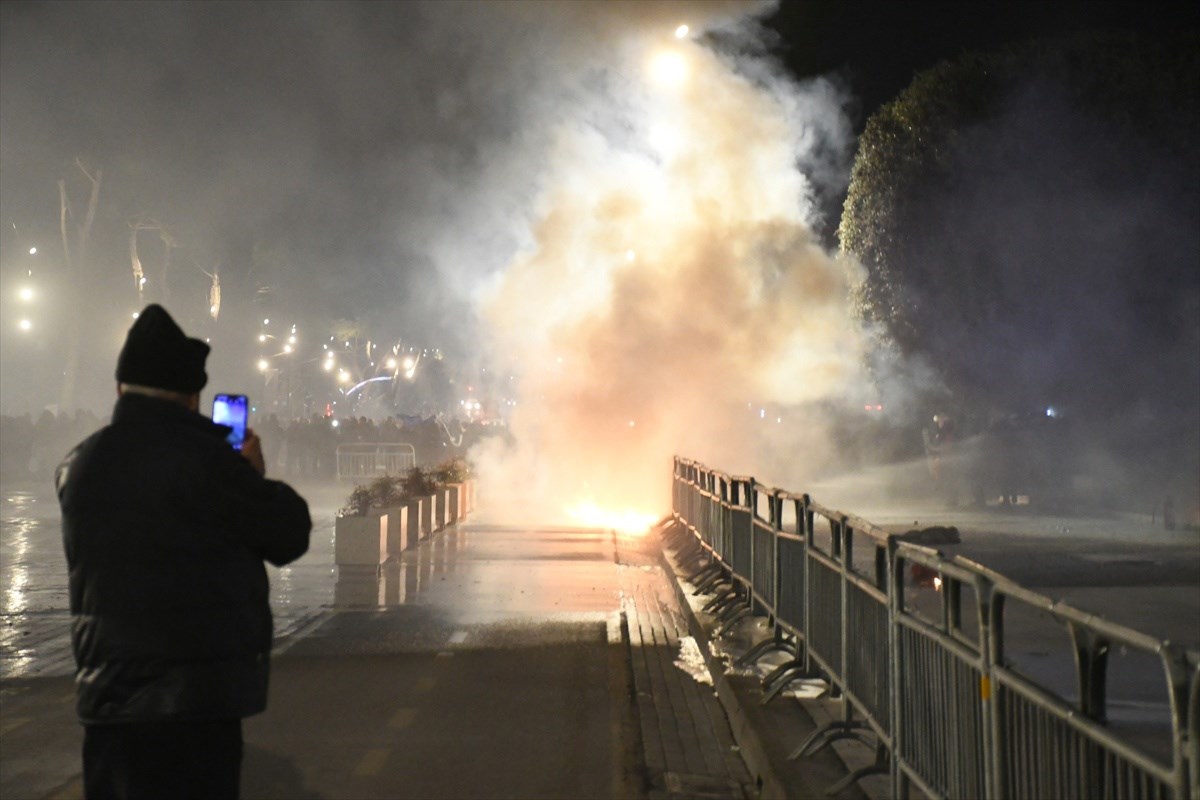 VIDEO I FOTO Prosvjed u Albaniji: Bačeni Molotovljevi kokteli na vladu