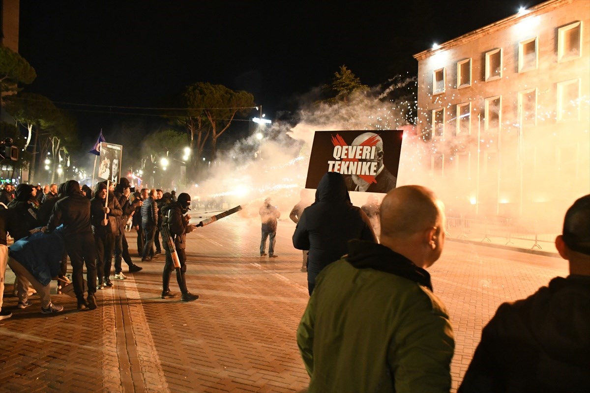 VIDEO I FOTO Prosvjed u Albaniji: Bačeni Molotovljevi kokteli na vladu