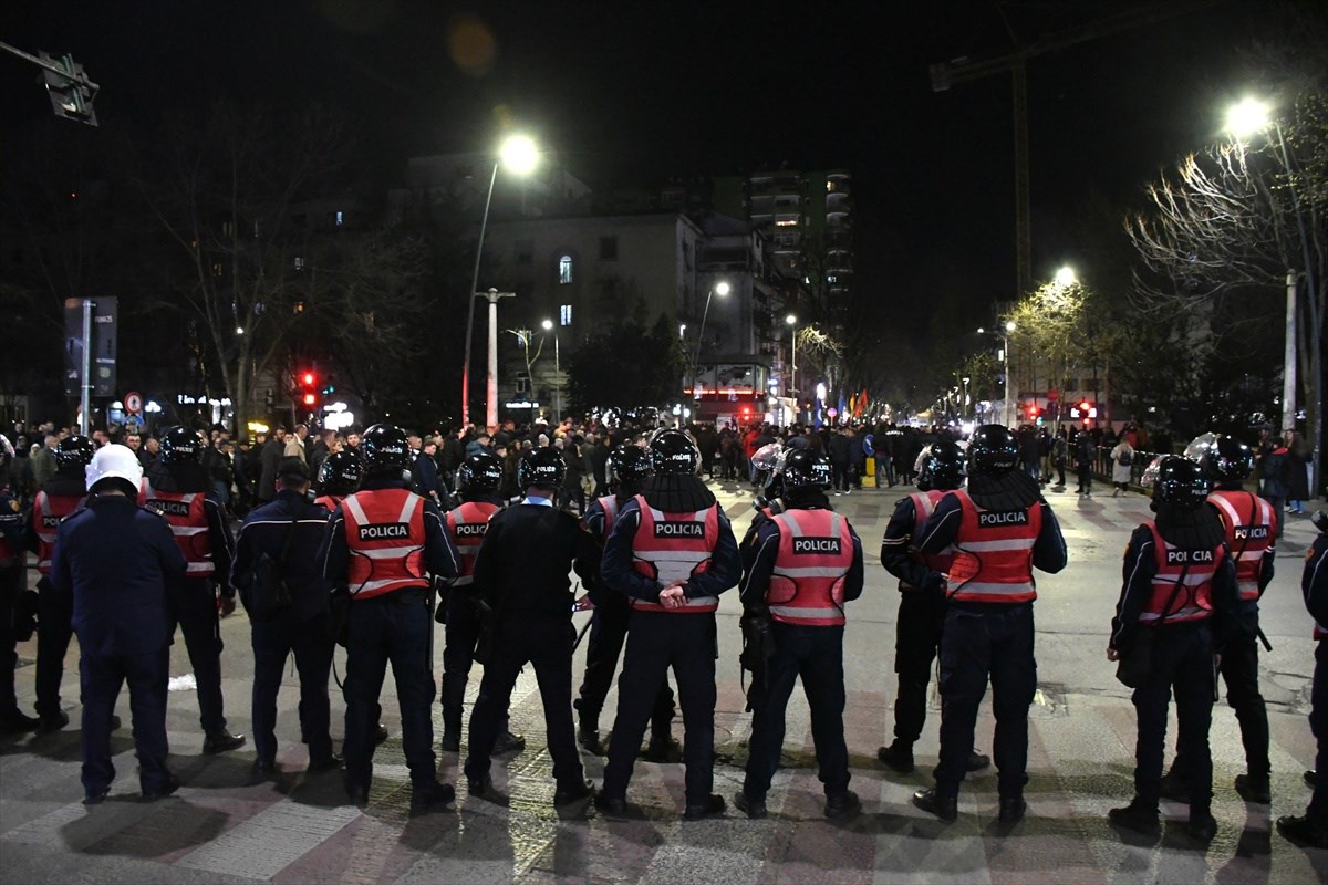 VIDEO I FOTO Prosvjed u Albaniji: Bačeni Molotovljevi kokteli na vladu
