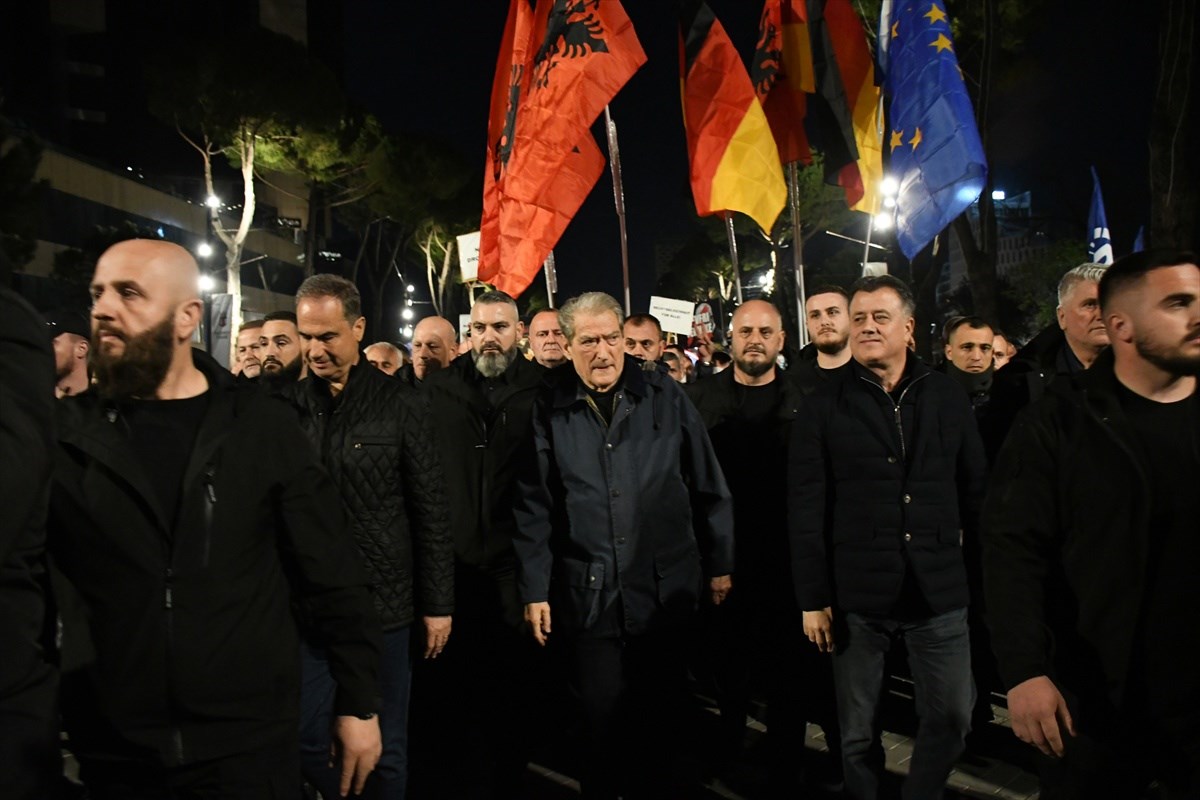 VIDEO I FOTO Prosvjed u Albaniji: Bačeni Molotovljevi kokteli na vladu