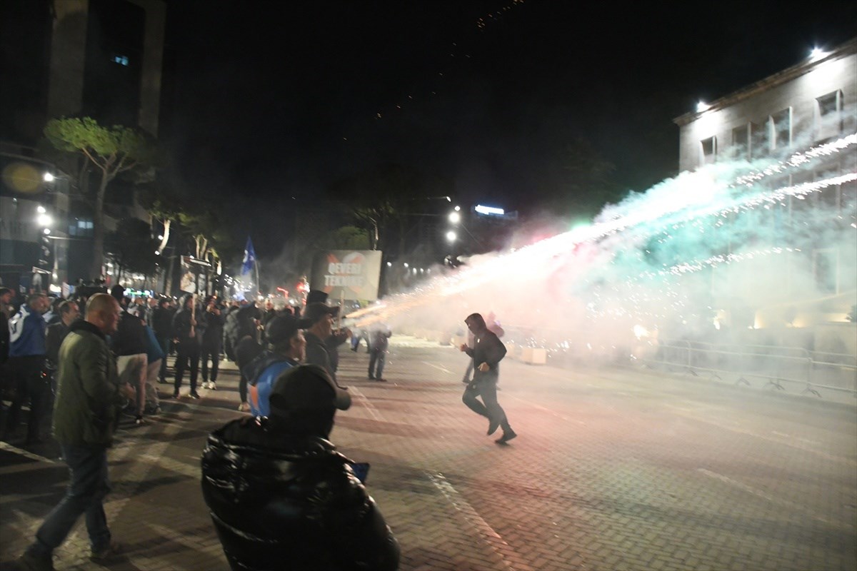 VIDEO I FOTO Prosvjed u Albaniji: Bačeni Molotovljevi kokteli na vladu