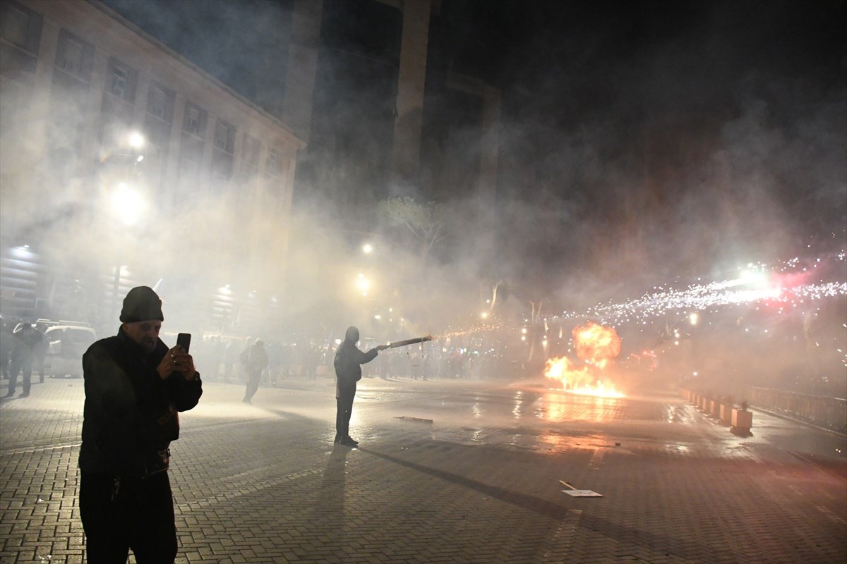 VIDEO I FOTO Prosvjed u Albaniji: Bačeni Molotovljevi kokteli na vladu