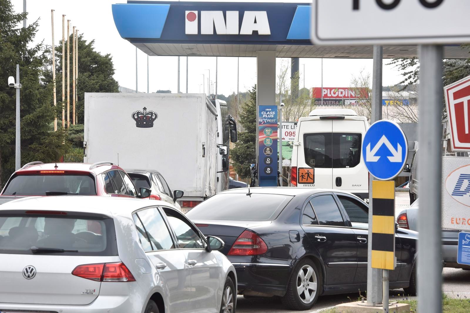 Nove cijene goriva: Gužve na pumpama, ima i nestašica. "U Splitu točio bačvu po bačvu"