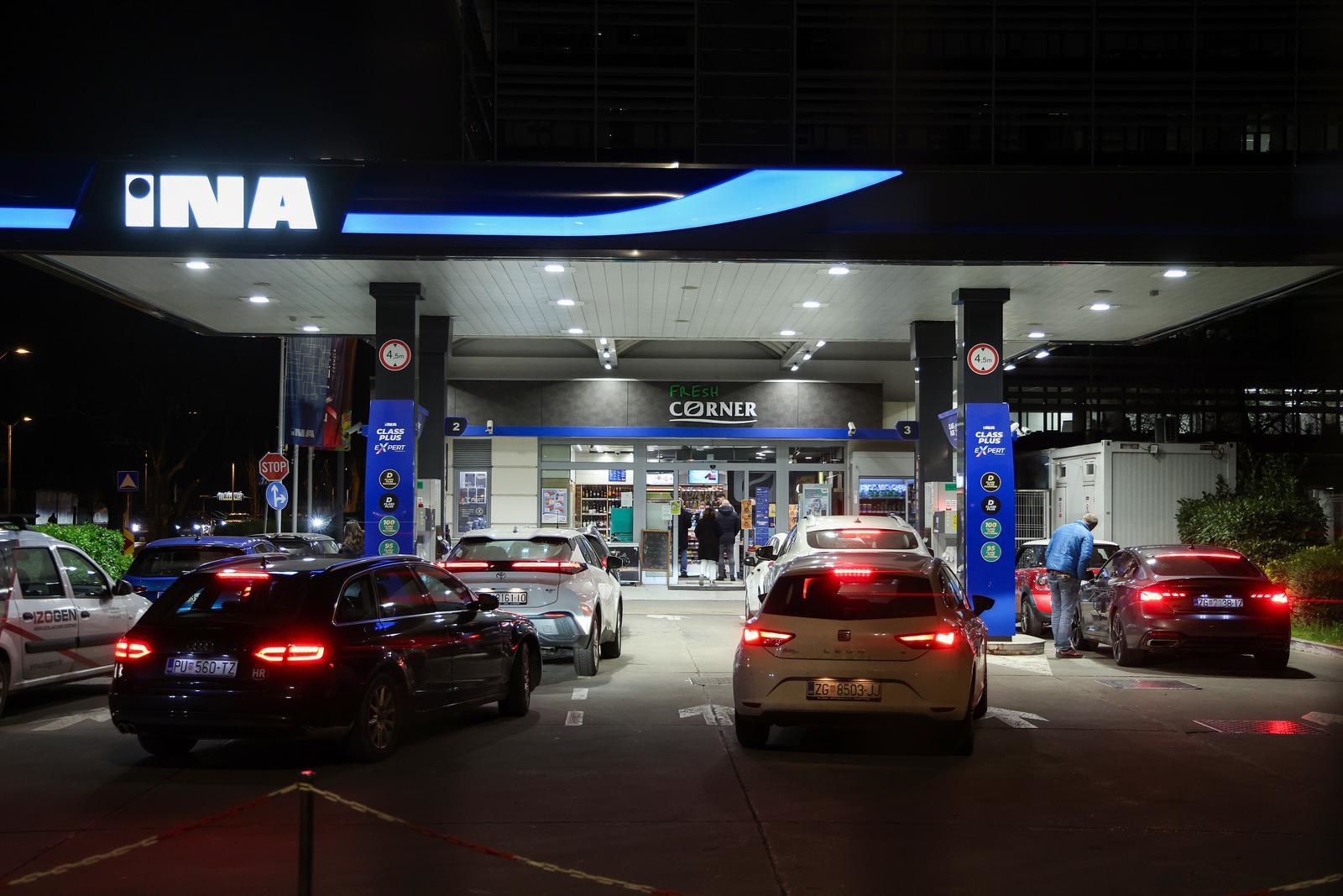 Nove cijene goriva: Gužve na pumpama, ima i nestašica. "U Splitu točio bačvu po bačvu"