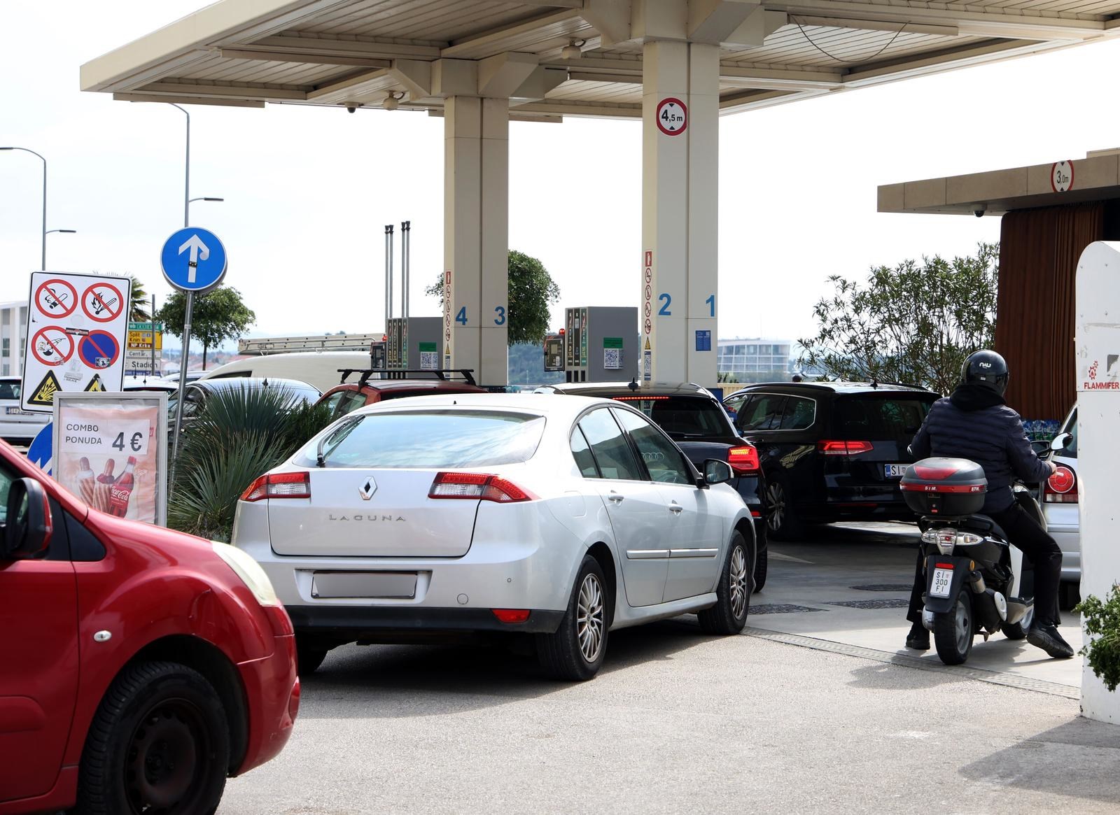 Nove cijene goriva: Gužve na pumpama, ima i nestašica. "U Splitu točio bačvu po bačvu"