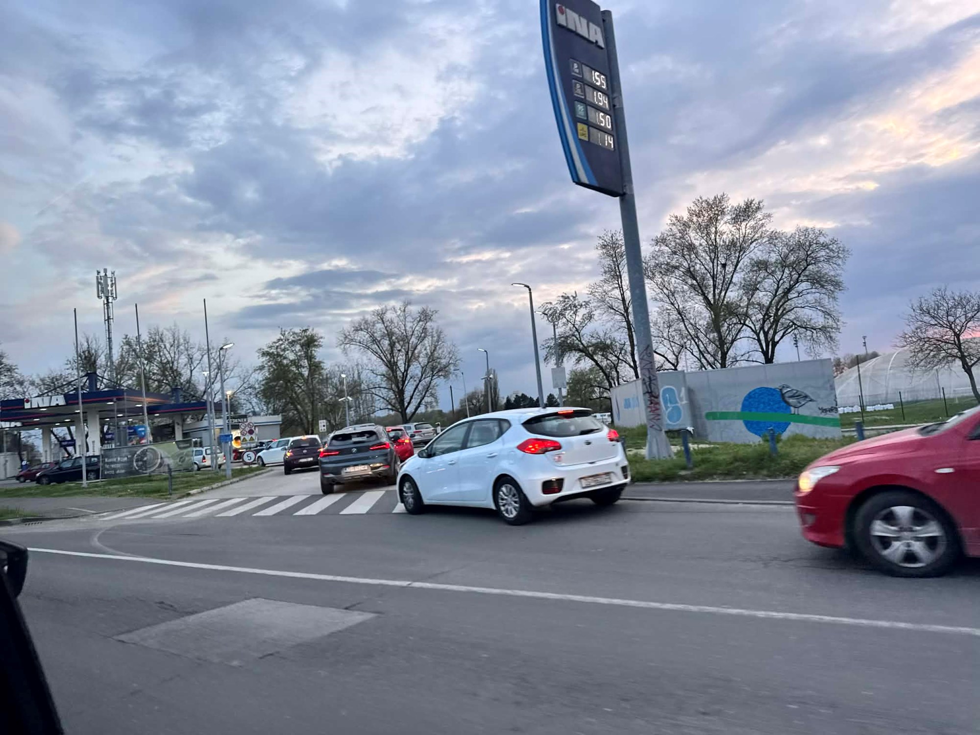 Nove cijene goriva: Gužve na pumpama, ima i nestašica. "U Splitu točio bačvu po bačvu"