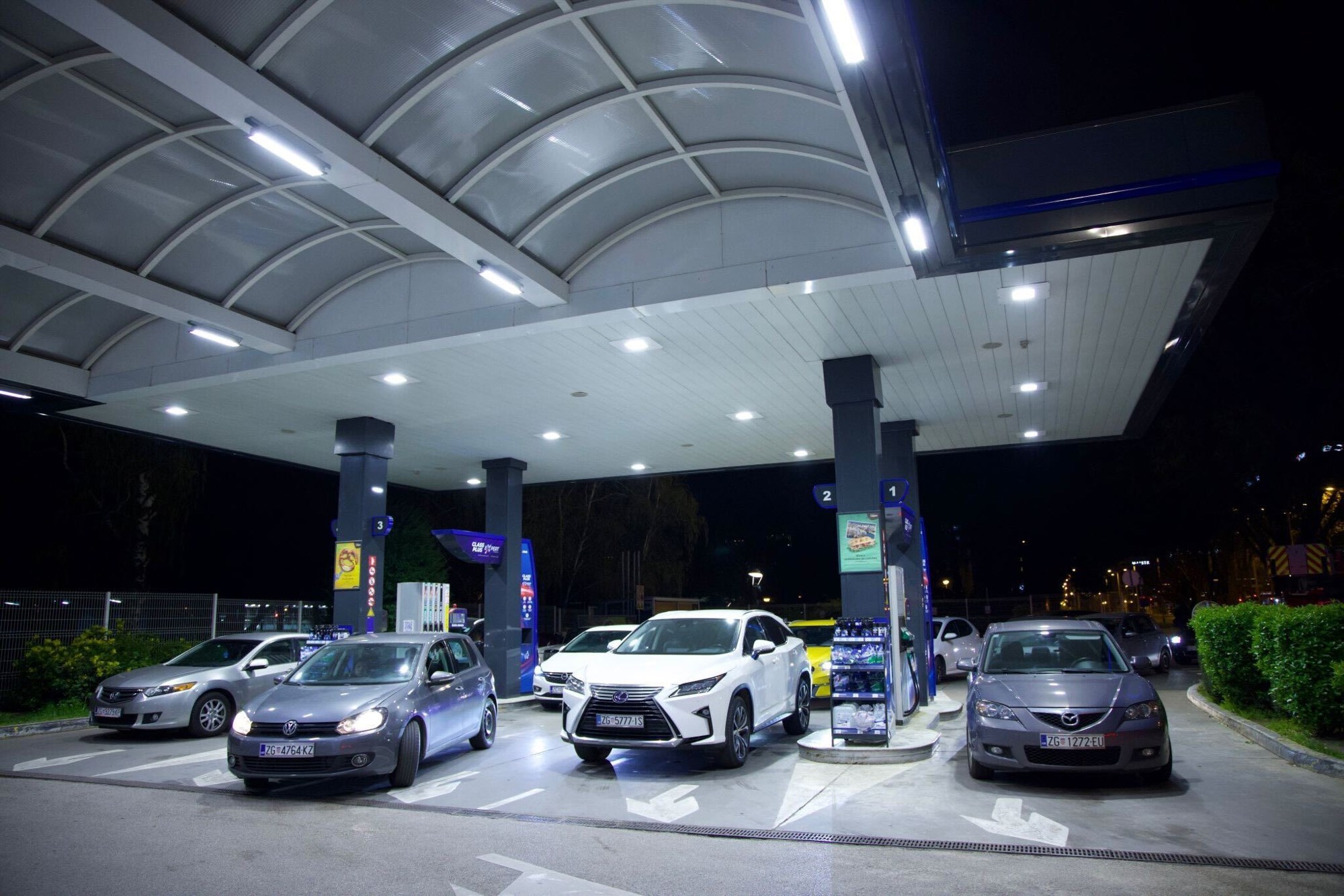 Nove cijene goriva: Gužve na pumpama, ima i nestašica. "U Splitu točio bačvu po bačvu"