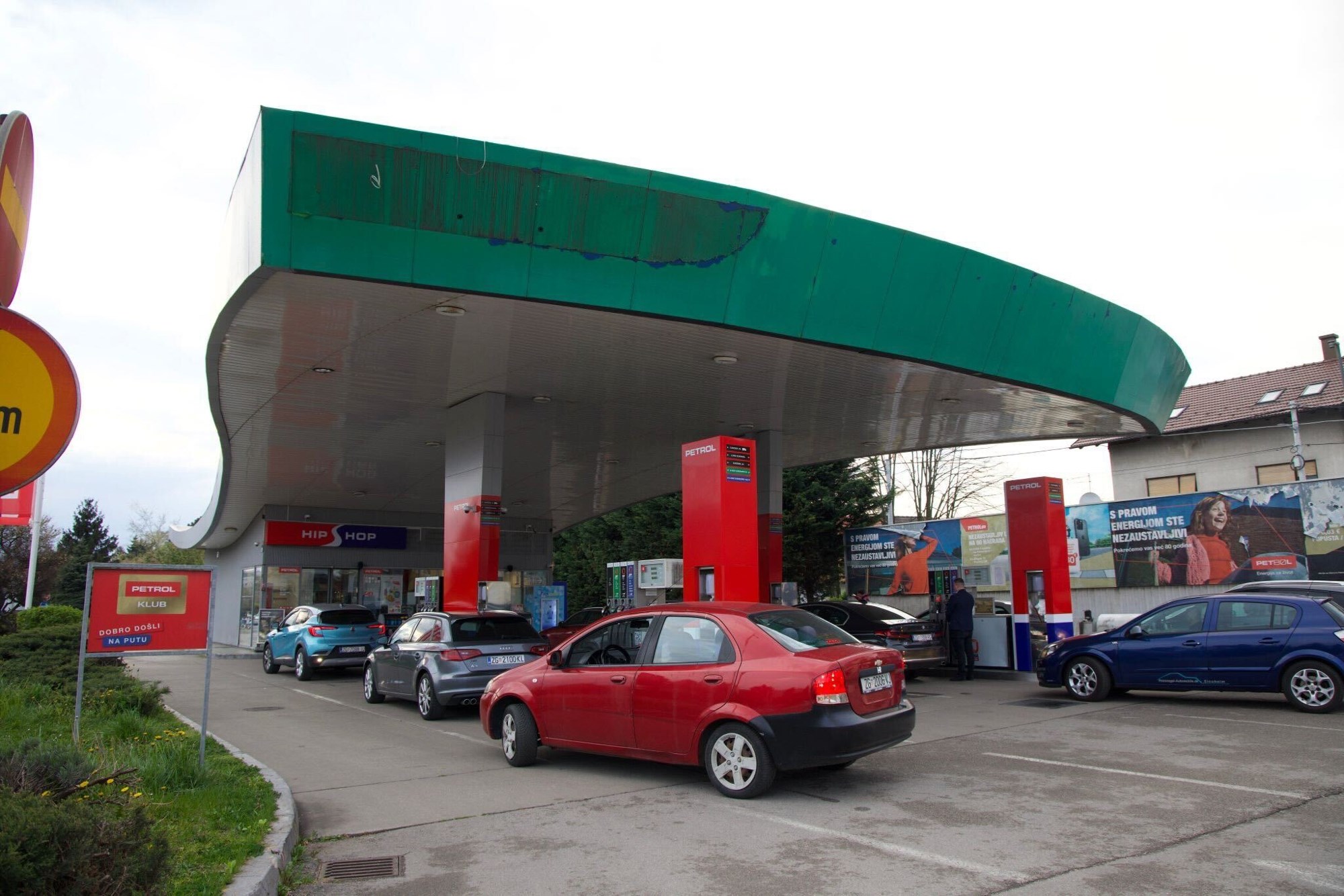 Nove cijene goriva: Gužve na pumpama, ima i nestašica. "U Splitu točio bačvu po bačvu"