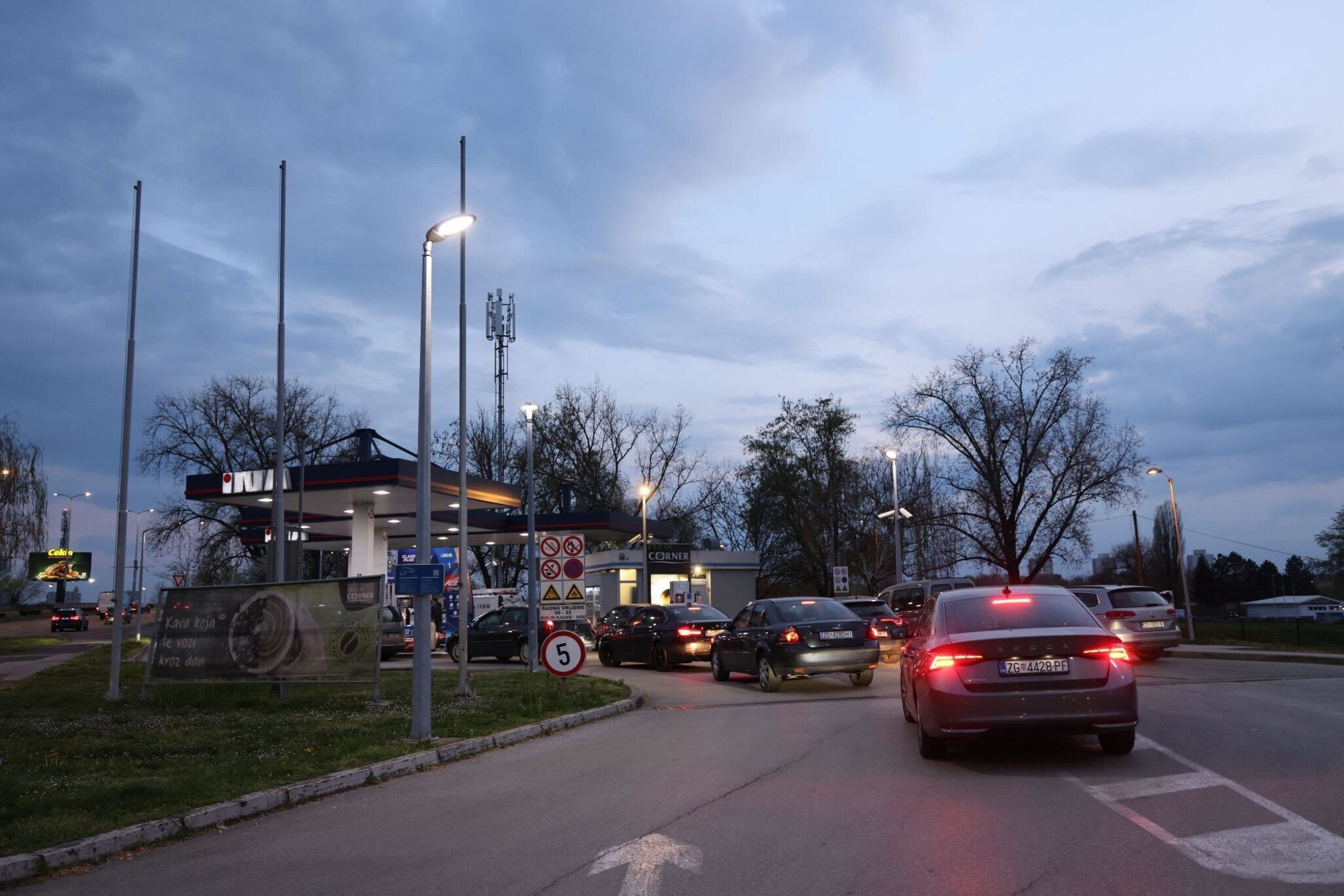 Nove cijene goriva: Gužve na pumpama, ima i nestašica. "U Splitu točio bačvu po bačvu"