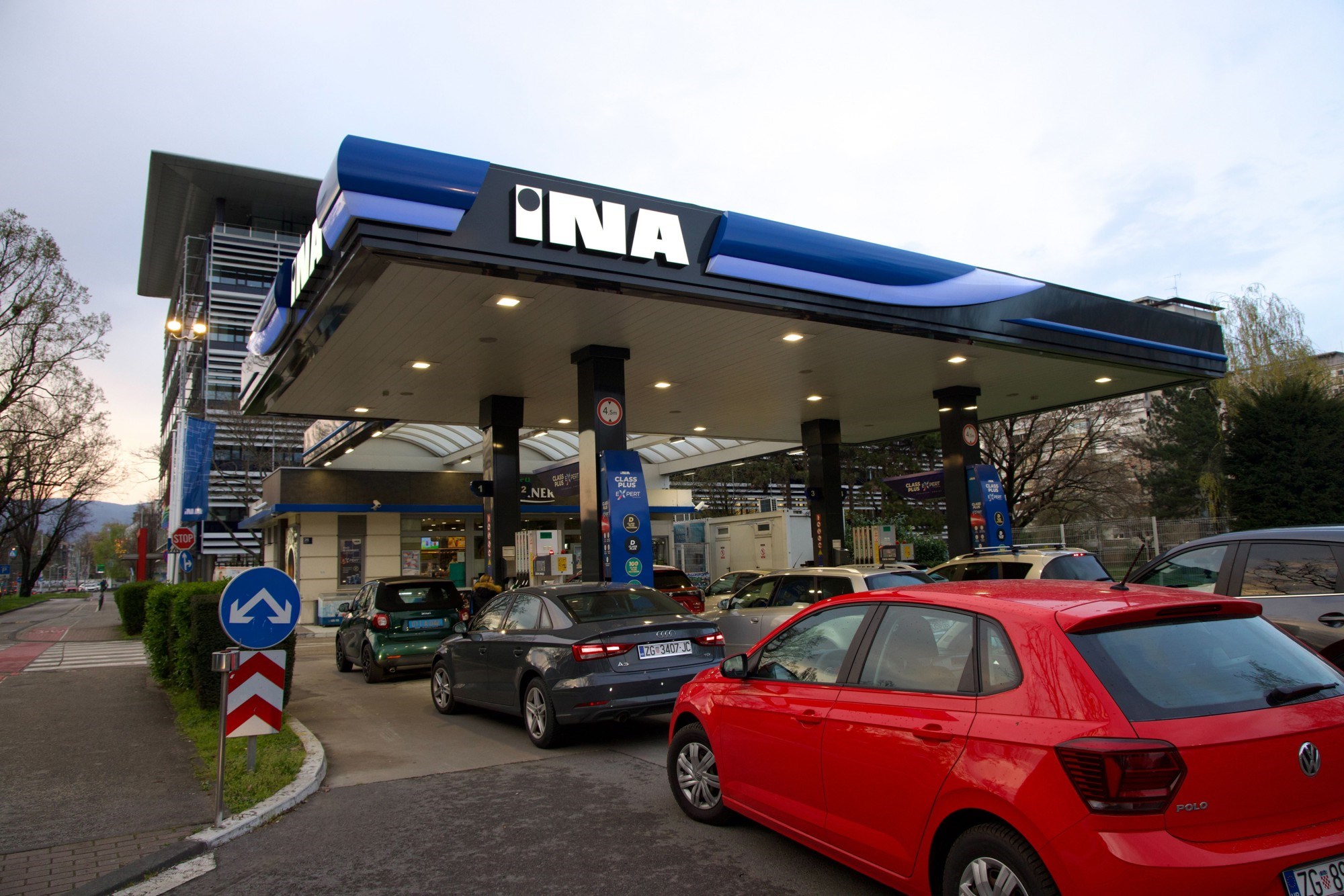 Nove cijene goriva: Gužve na pumpama, ima i nestašica. "U Splitu točio bačvu po bačvu"