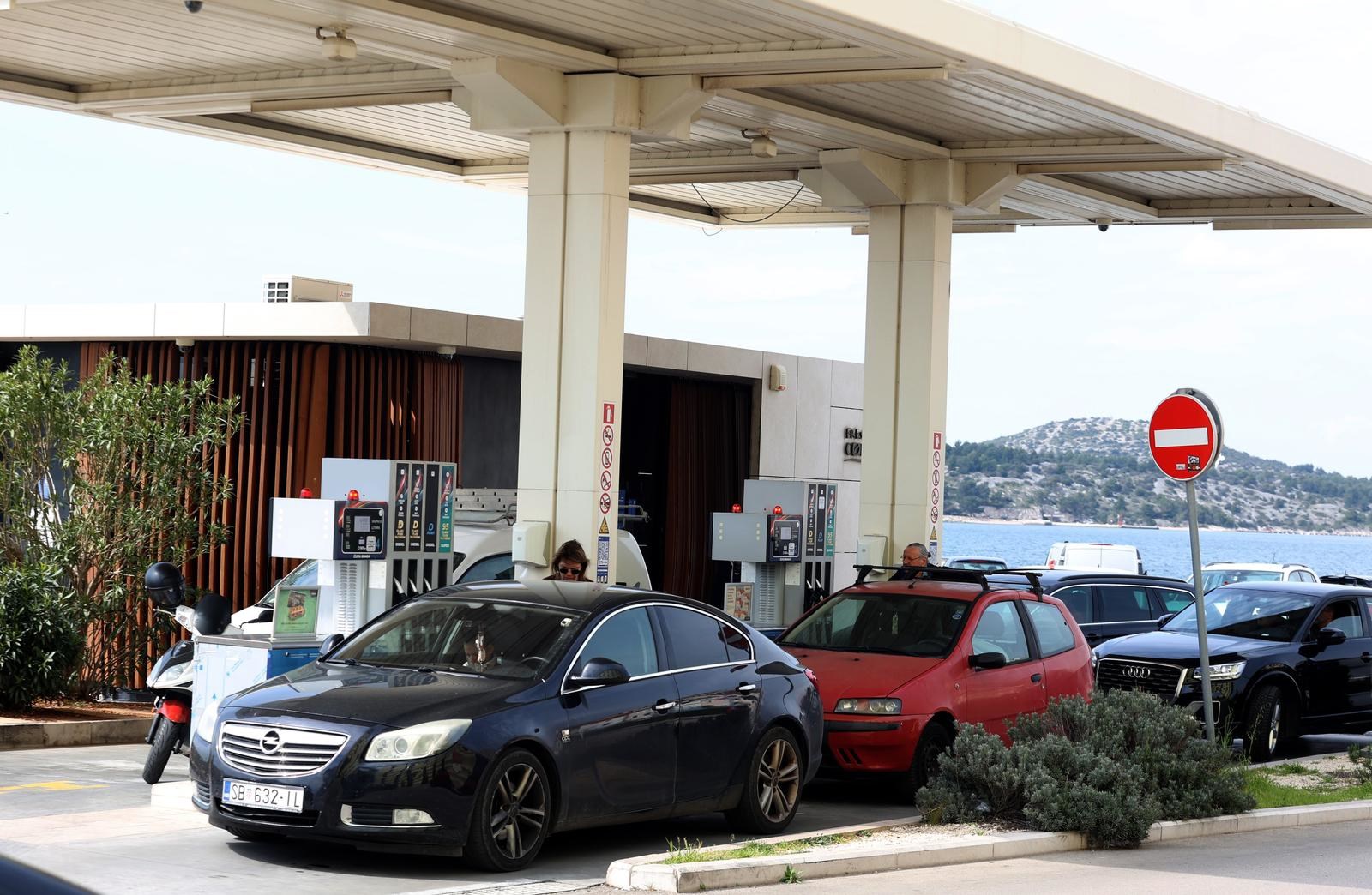 Nove cijene goriva: Gužve na pumpama, ima i nestašica. "U Splitu točio bačvu po bačvu"