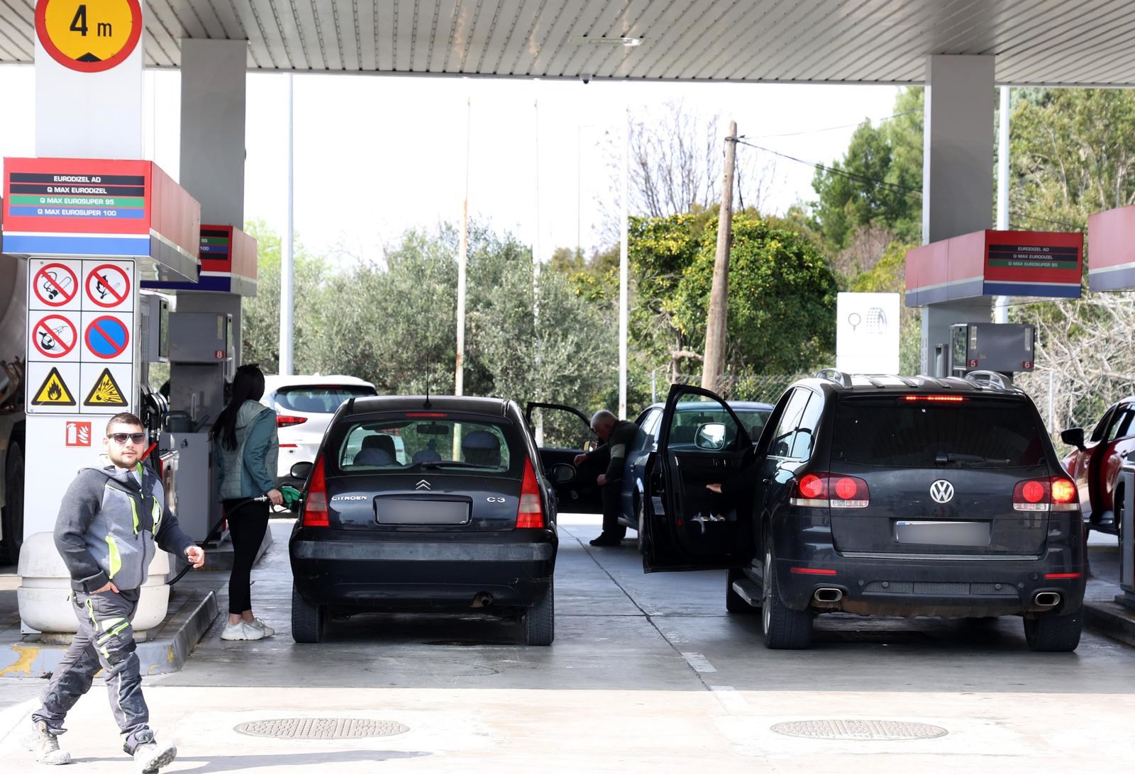 Nove cijene goriva: Gužve na pumpama, ima i nestašica. "U Splitu točio bačvu po bačvu"