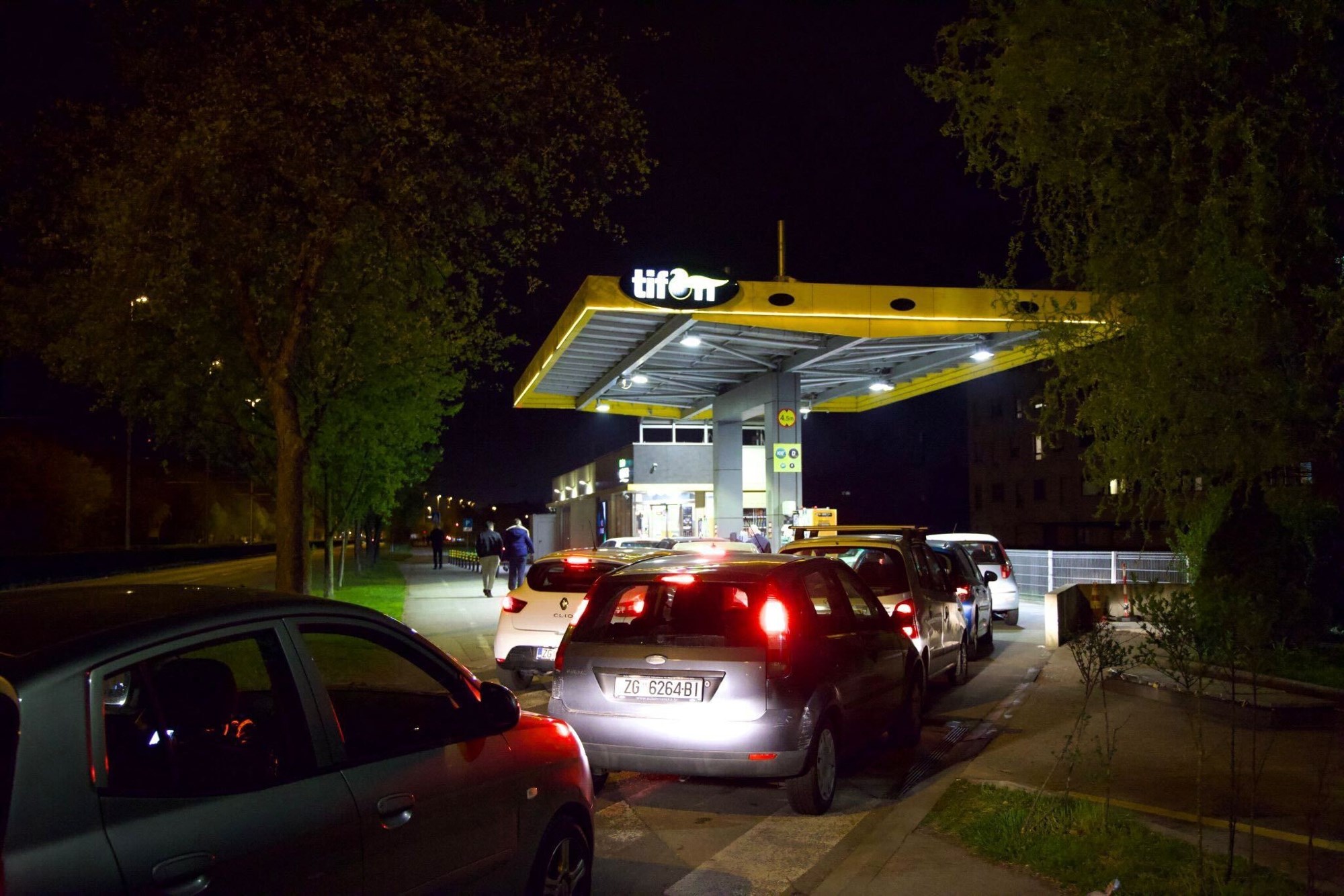 Nove cijene goriva: Gužve na pumpama, ima i nestašica. "U Splitu točio bačvu po bačvu"