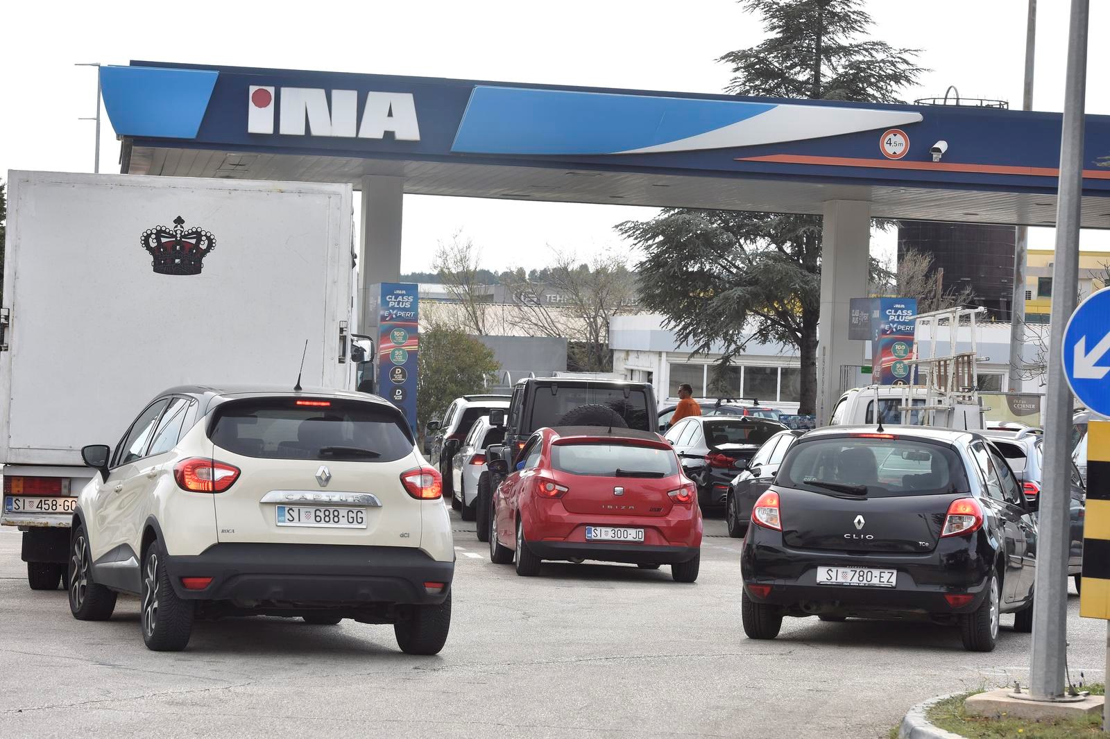 Nove cijene goriva: Gužve na pumpama, ima i nestašica. "U Splitu točio bačvu po bačvu"