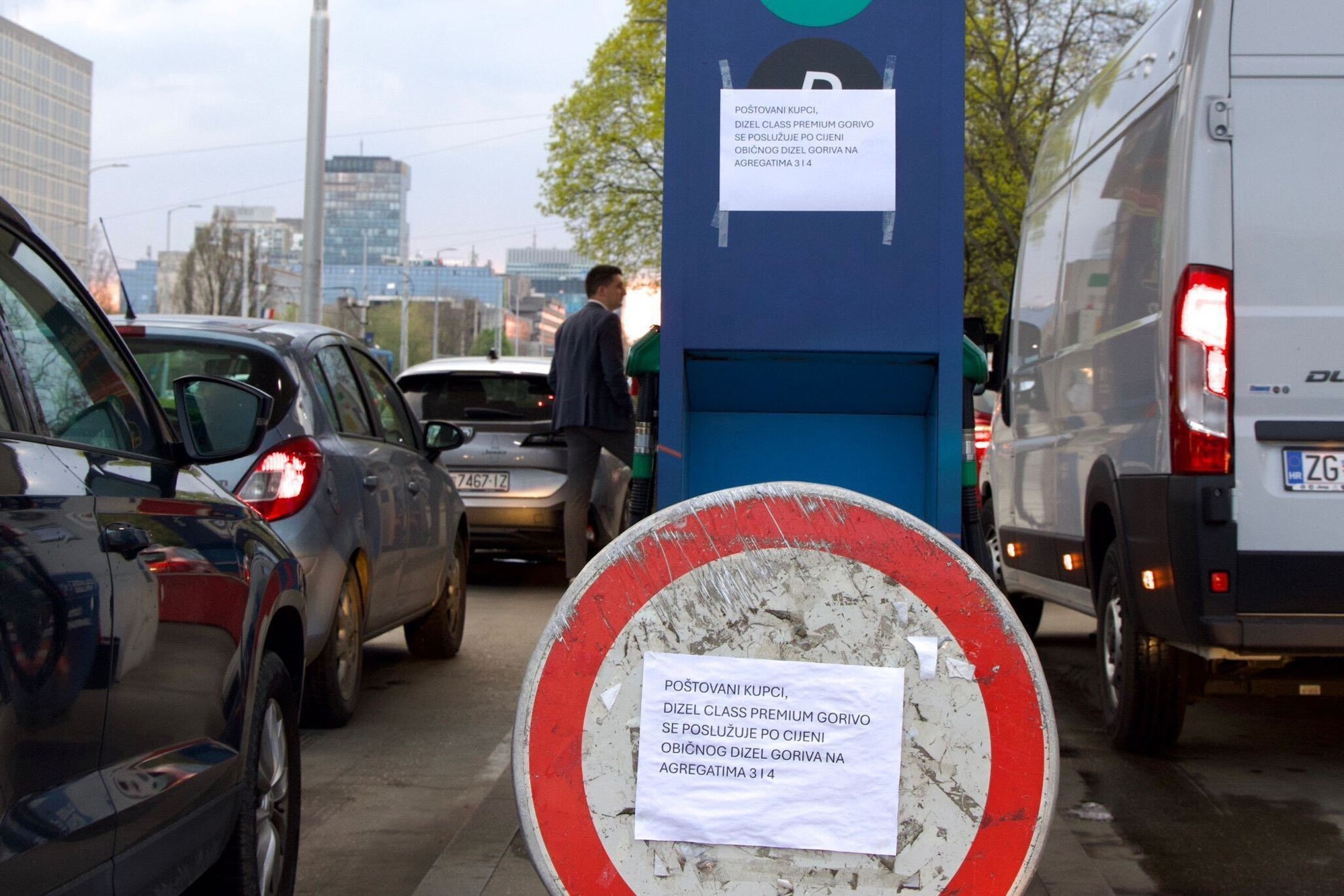 Nove cijene goriva: Gužve na pumpama, ima i nestašica. "U Splitu točio bačvu po bačvu"