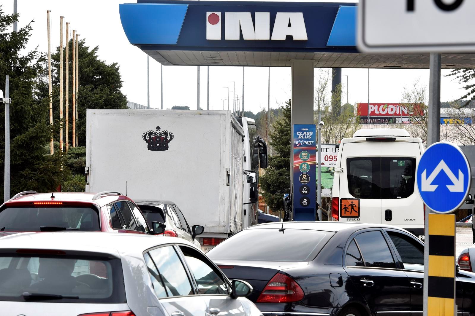 Nove cijene goriva: Gužve na pumpama, ima i nestašica. "U Splitu točio bačvu po bačvu"